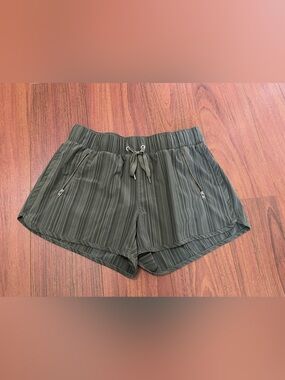 Athleta Sway running shorts in a dark, gray, charcoal black striped pattern sz M